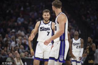 篮球比赛中 篮球比赛中